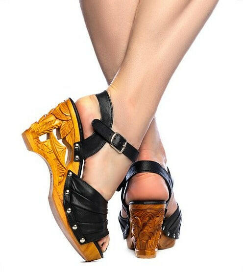 Souvenir/with Ankle Strap - in Black Leather